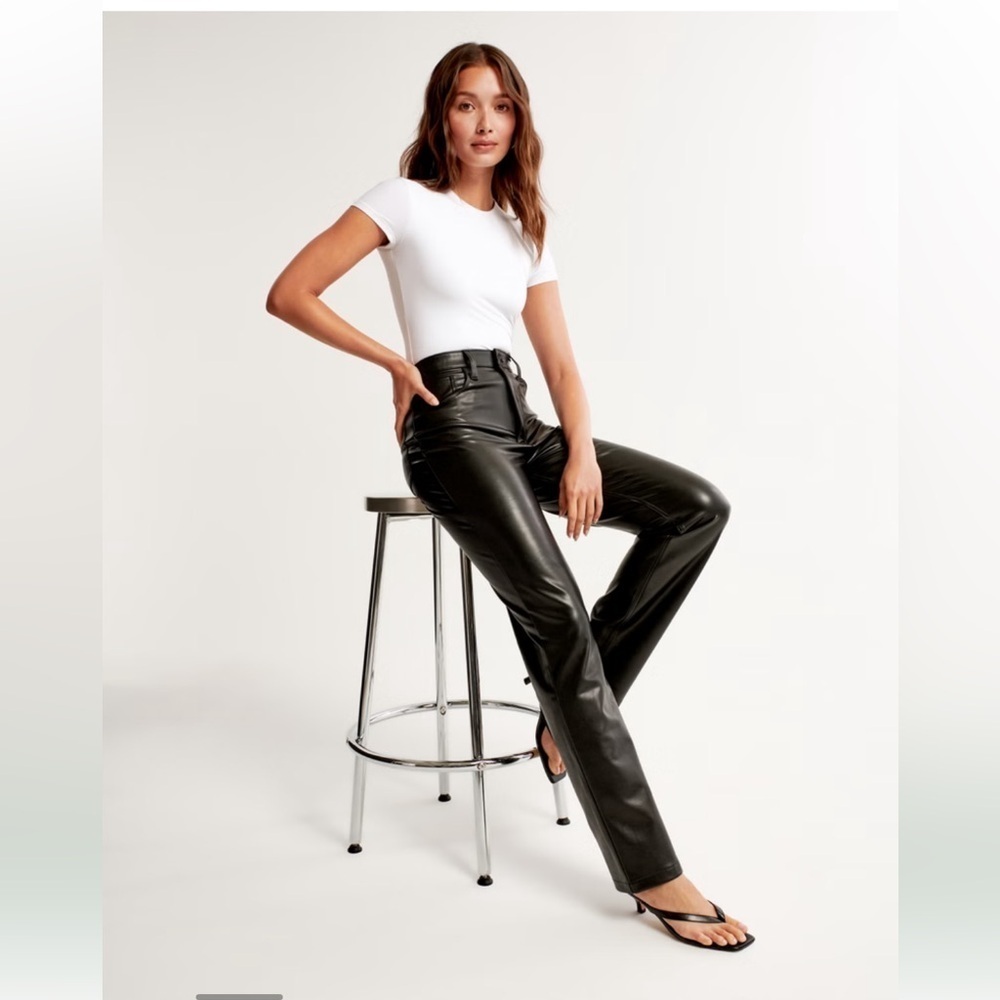 Abercrombie & Fitch Faux Leather 90s Straight High Rise Pant in Black Size 27/4